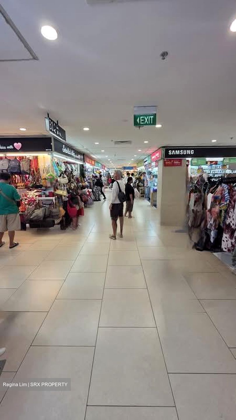 Lucky Plaza (D9), Shop House #558258211